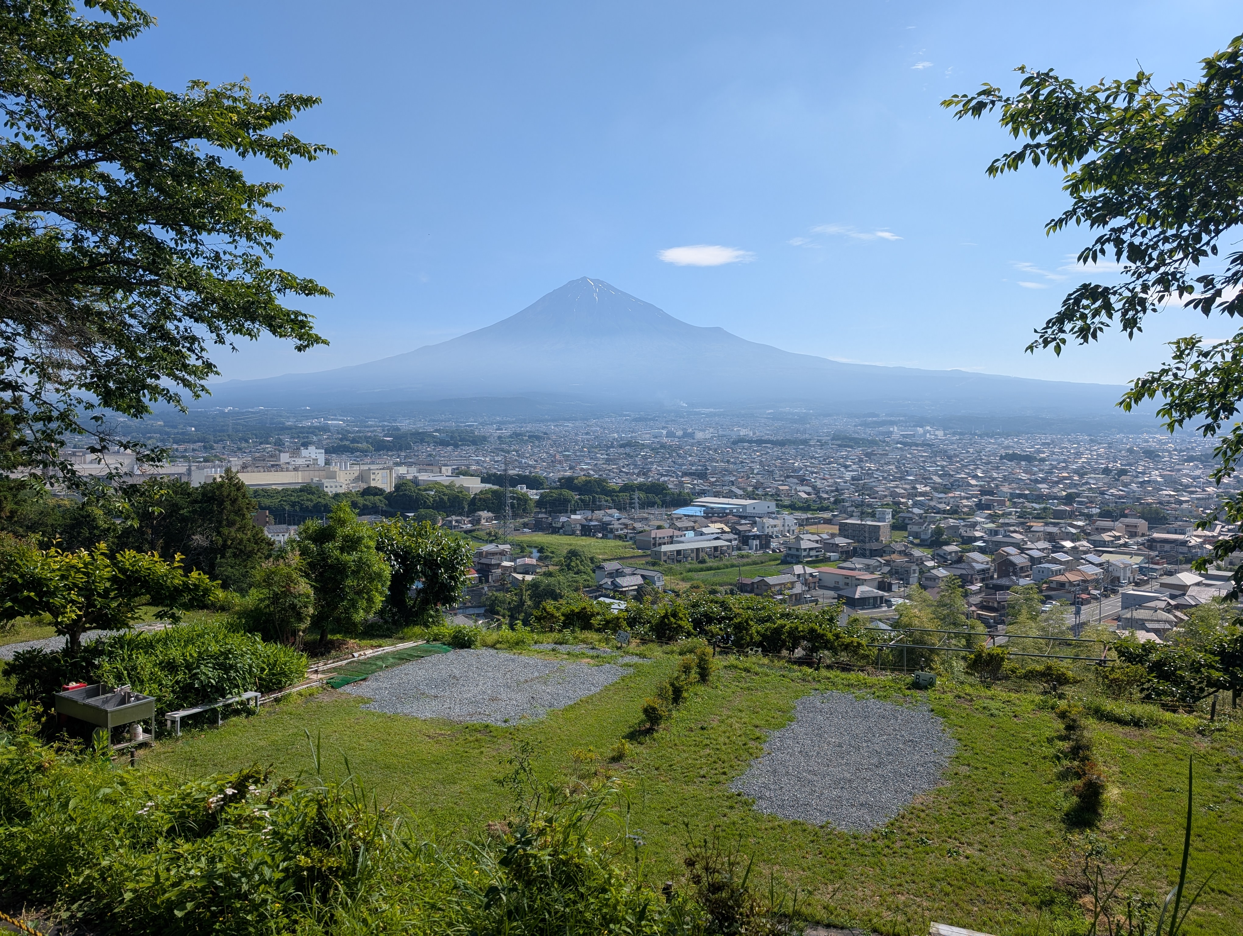 富士山を背に、夏のアクティビティを満喫するキャンプ！