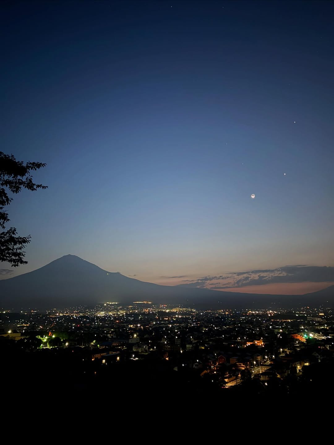 幻想的な夜の富士山